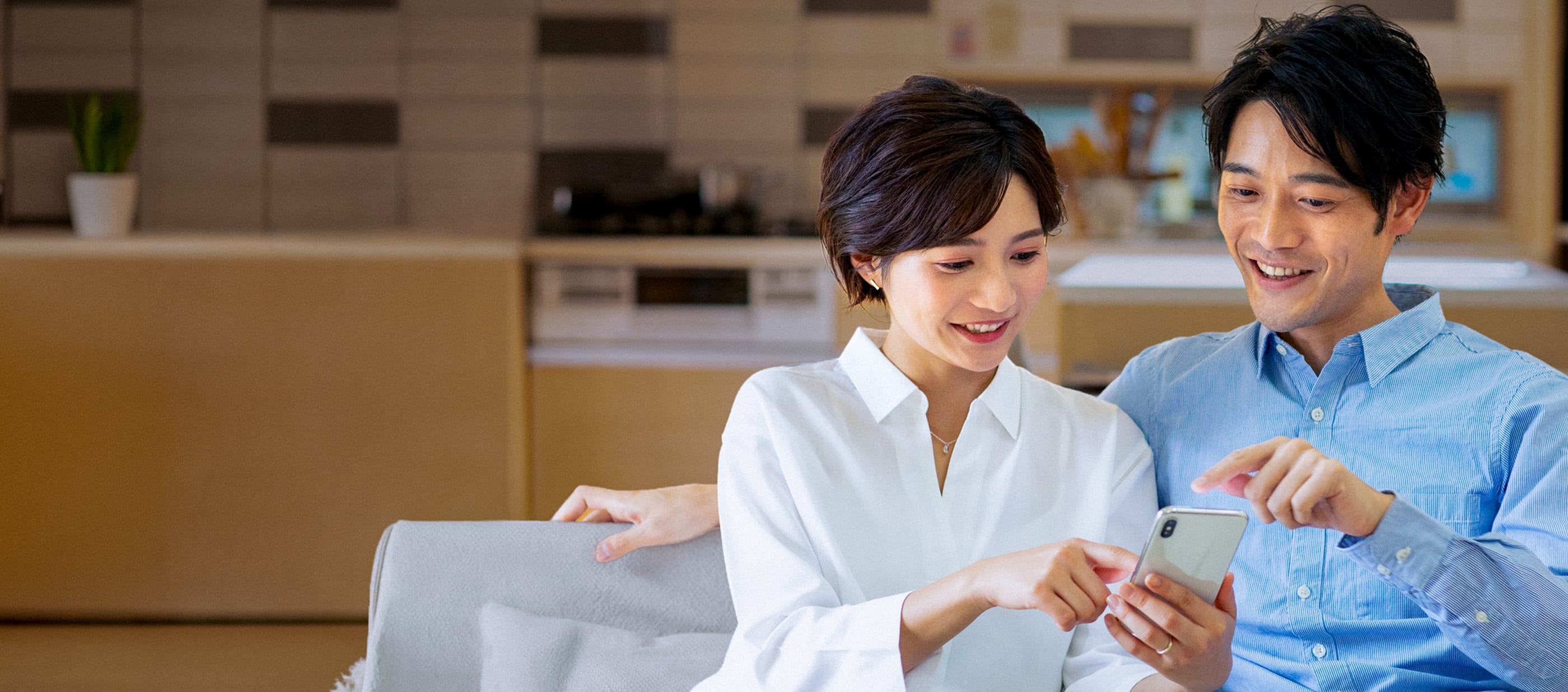 自動車保険について相談する夫婦