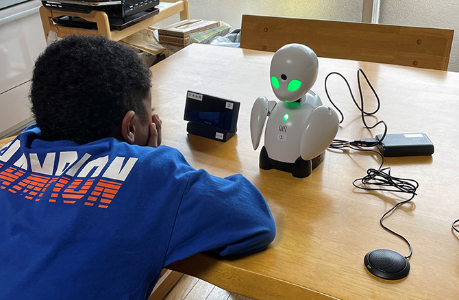 子どもたちの分身となったロボットがご家族と団らん