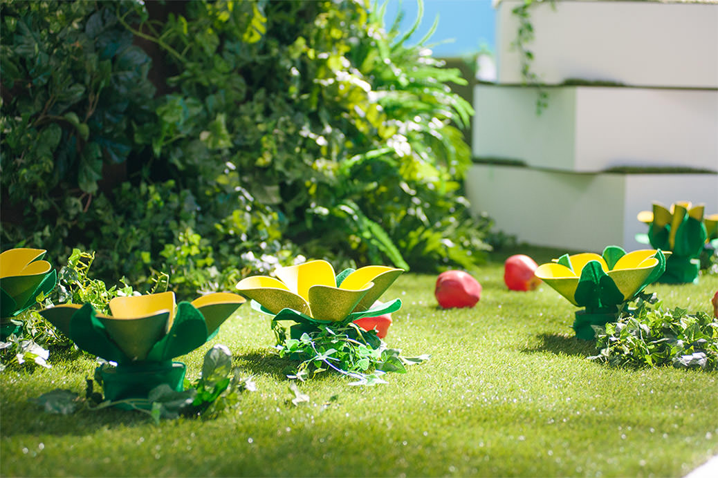 花が咲く、ランプがともるテクノロジーに、子どもたちは興味津々。