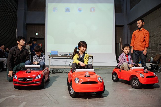 みんなで運転の練習中。