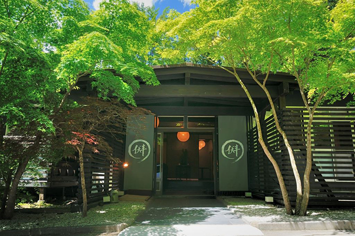 愛犬と一緒に足浴してお肌スベスベ！わんちゃん専用露天風呂